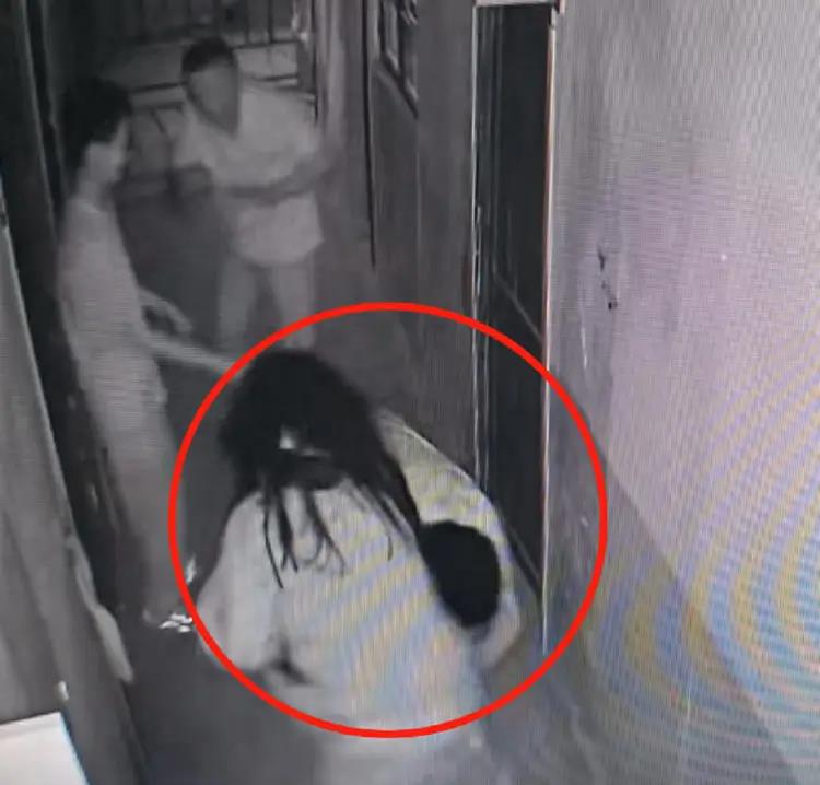 身材较胖男子伸手摸女鬼NPC。（视频截屏）