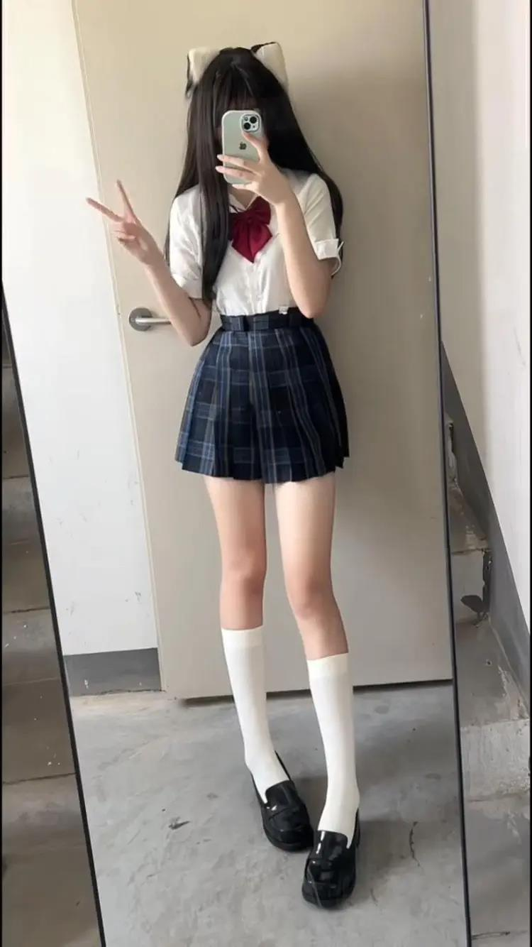 身材较胖男子伸手摸女鬼NPC。（视频截屏）