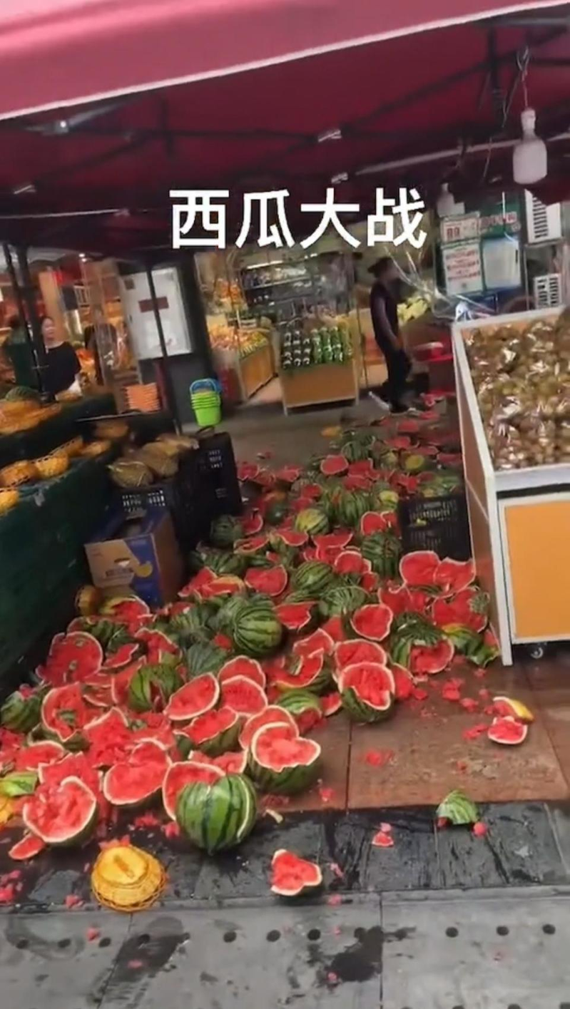 重庆两家知名水果店上演「砸西瓜大战」,现场满地狼藉。(视频截屏)