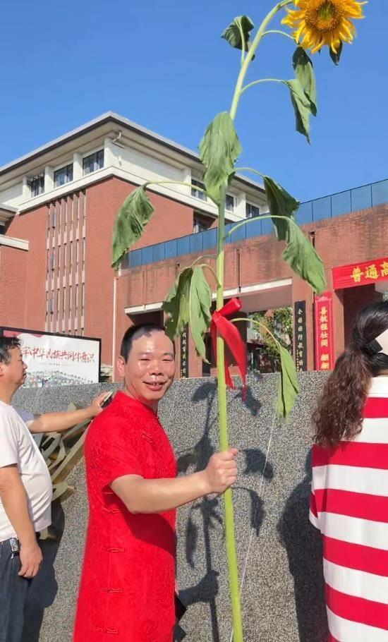 有爸爸穿红旗袍送考。(取材自极目新闻)