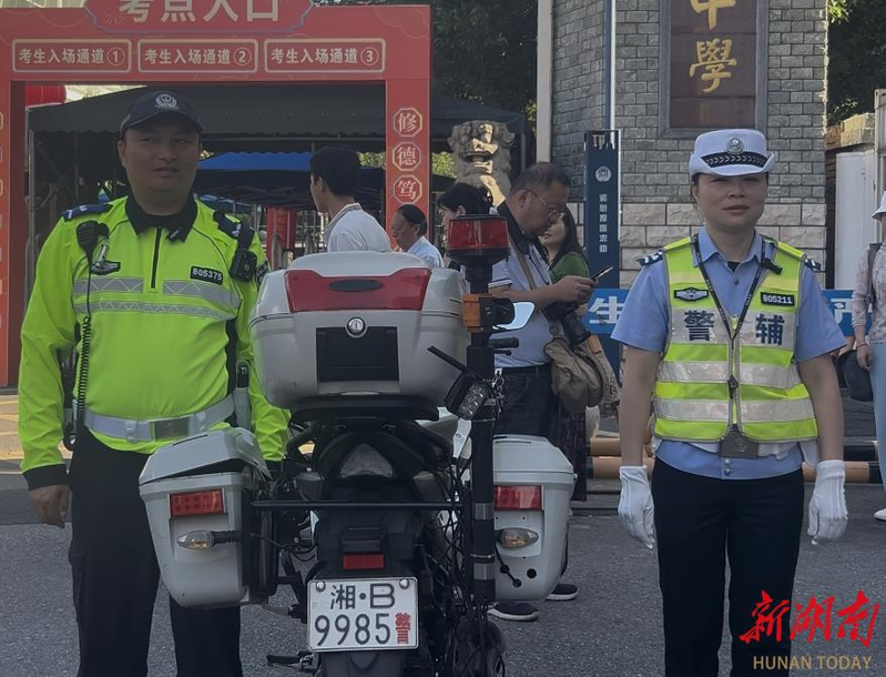 有爸爸穿红旗袍送考。（取材自极目新闻）