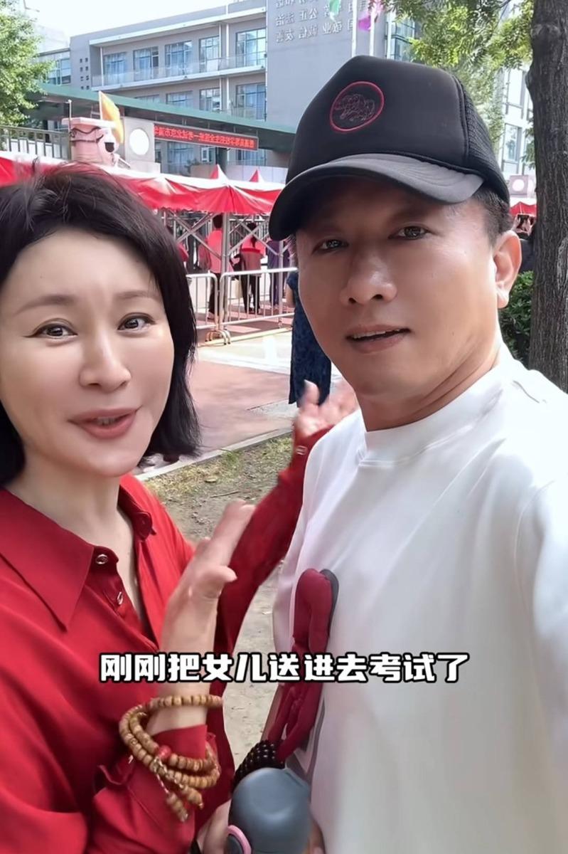 长赤中学送考画面。（取材自极目新闻）