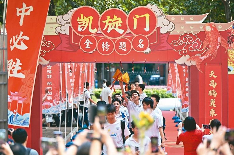 中国今年全国高考7日登场,今年高考报名人数达1335万人,比去年减少了7万人。图为考生正前往广州市天河中学考点。(中新社)
