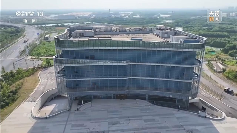 小蓝汽车博物馆被曝沦为「仓库」，投资3.5亿元，建成2年却迄今未开放。(取材自央视)