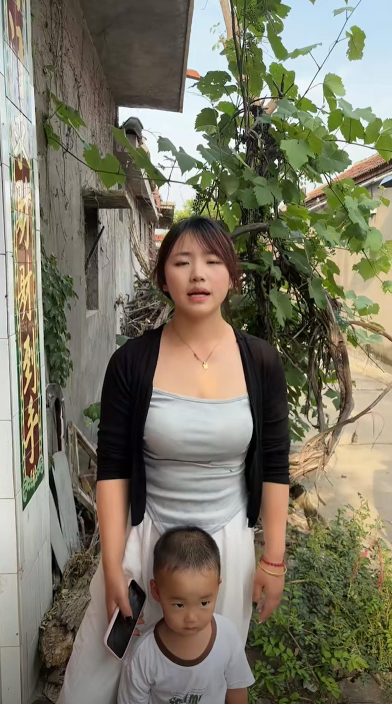 女业主的维权视频显示，她的身材不错，有傲上的上围。(视频截屏)