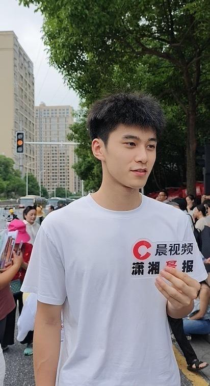 重庆高考生撞脸林依晨。（视频截屏）