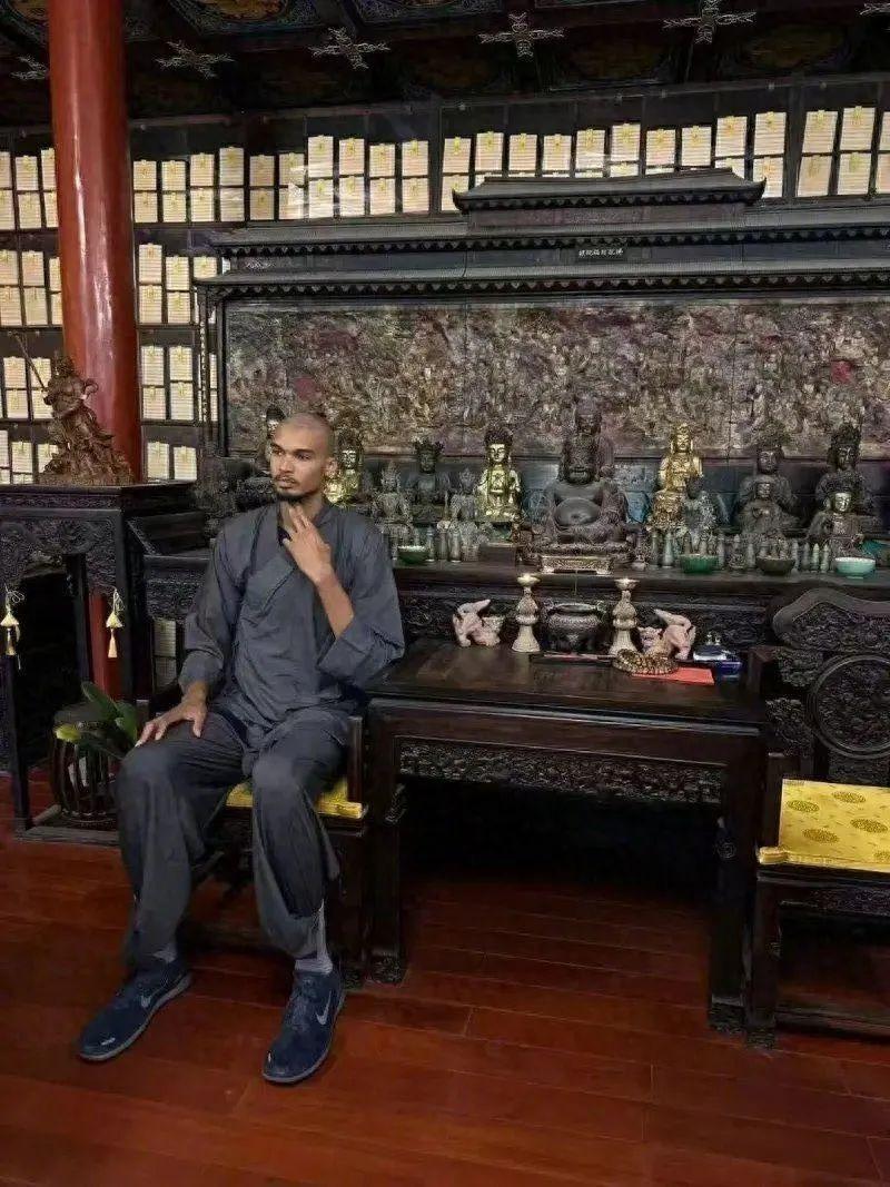NBA球星温班亚玛体验少林寺剃度闭关修行。（取材自顶端新闻）