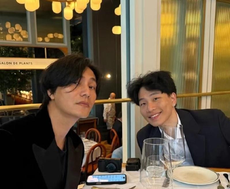 陈坤(左)罕见分享和儿子陈尊佑的合照。(取材自微博)