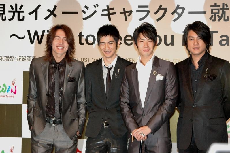 言承旭（右）2012年受邀担任五月天高雄演唱会嘉宾，唱台语歌「好不好」微走音。（相信音乐提供）