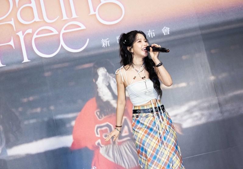 韩国女团MAMAMOO成员颂乐(图)首支中文单曲Floating Free即将发行,她为此学习中文约半年,10日记者会上也全程使用中文分享心得。(种辅音乐&RBW提供/中央社)