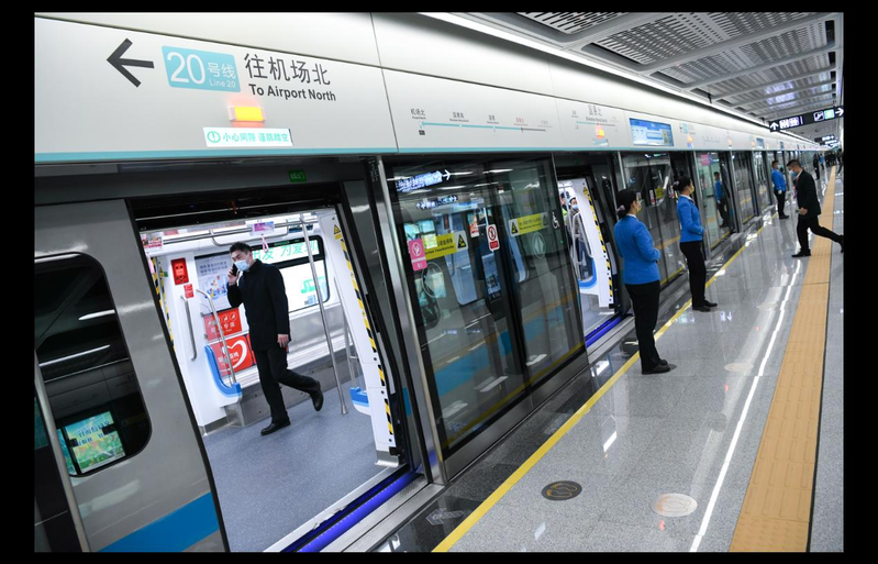 深圳地铁集团2024年上半年财报显示，亏损约人民币38亿元。图为2021年底深圳地铁20号线开通。(新华社数据照片)