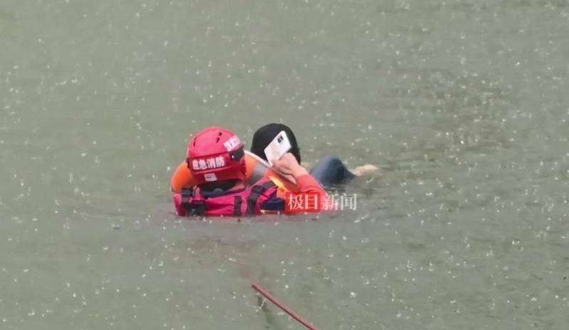 湖北武汉一辆网约车女司机落水，「护手机好再接单」的故事引发网友共情，直叹生活太不容易了。(取材自极目新闻)