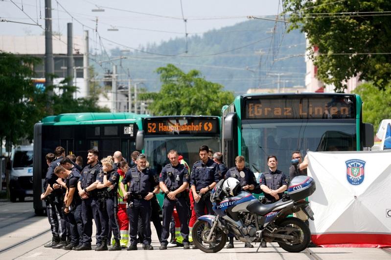 奥地利第二大城格拉茨10日发生校园枪击案,警方在校外疏散学生,列队护送撤离。(路透)