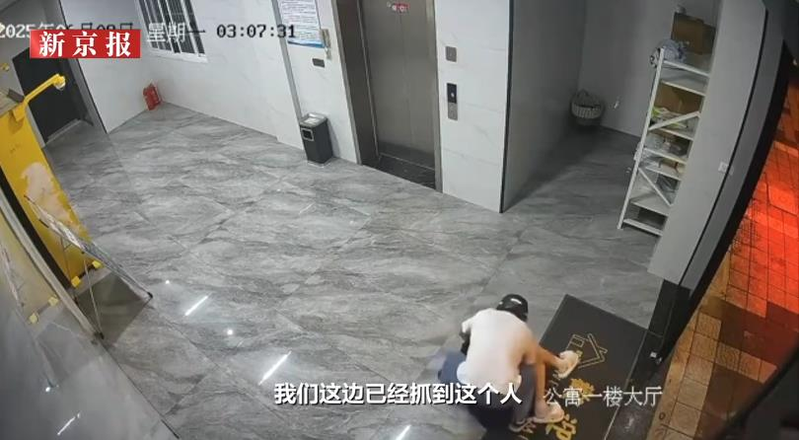 男子抱着女子往梯厅出口走去。（视频截屏）