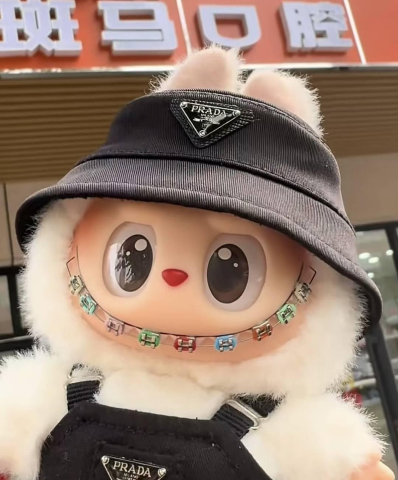 带上牙套的Labubu。(取材自封面新闻)