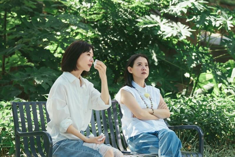 谢盈萱（右）力挺好友曾宝仪成为「我们回家吧3」首集嘉宾。（图／三立提供）