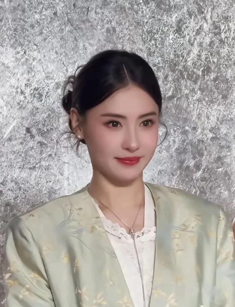 张柏芝（左一)现身景德镇出席某品牌活动。（取材自微博)