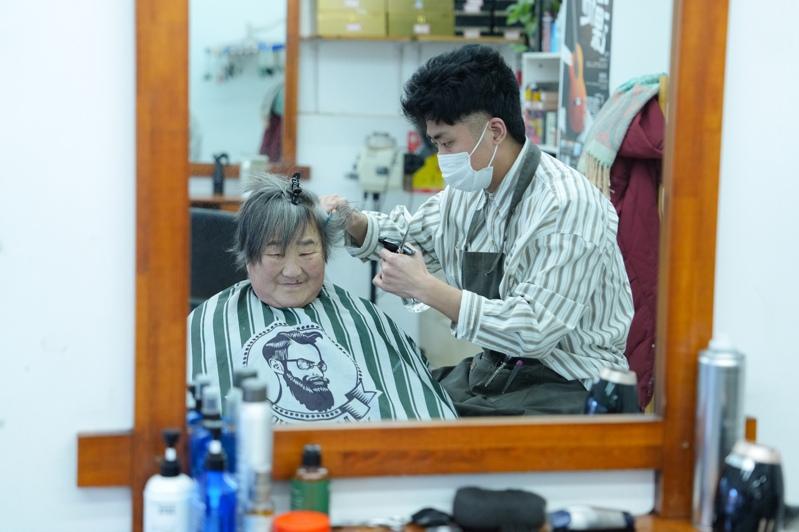 山西太原的国营理发店内,理发师傅在给客人理发。(中新社数据照片)