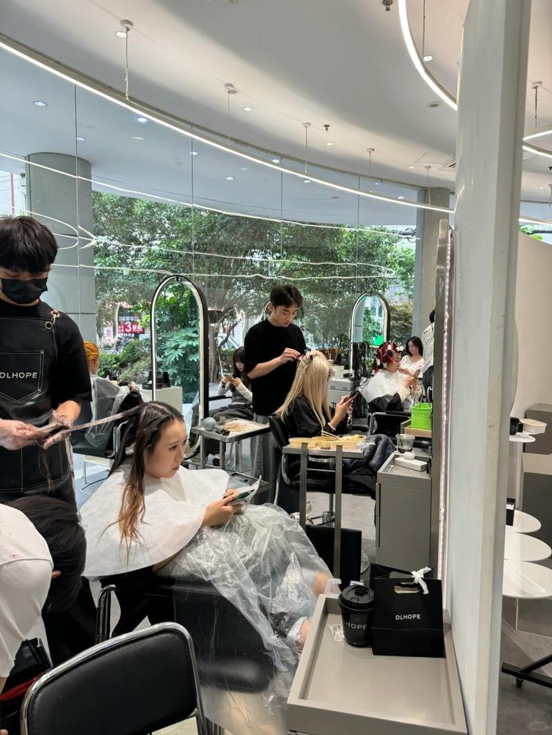 山西太原的国营理发店内,理发师傅在给客人理发。(中新社数据照片)