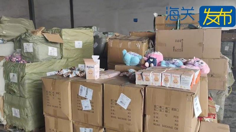 Labubu盗版盲盒远销海外遭严打，宁波海关截获近2万件侵权商品。（取材自「海关发布」）