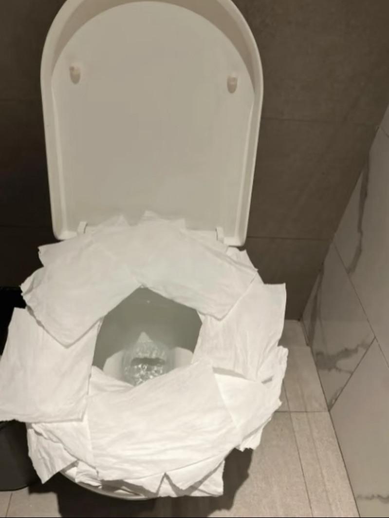 千万粉丝网红「我是张凯毅」发视频称：请把女厕的马桶取消吧！崩溃了！统统换成蹲便，并呼吁为母婴、残障等特殊人群保留马桶。（视频截屏）