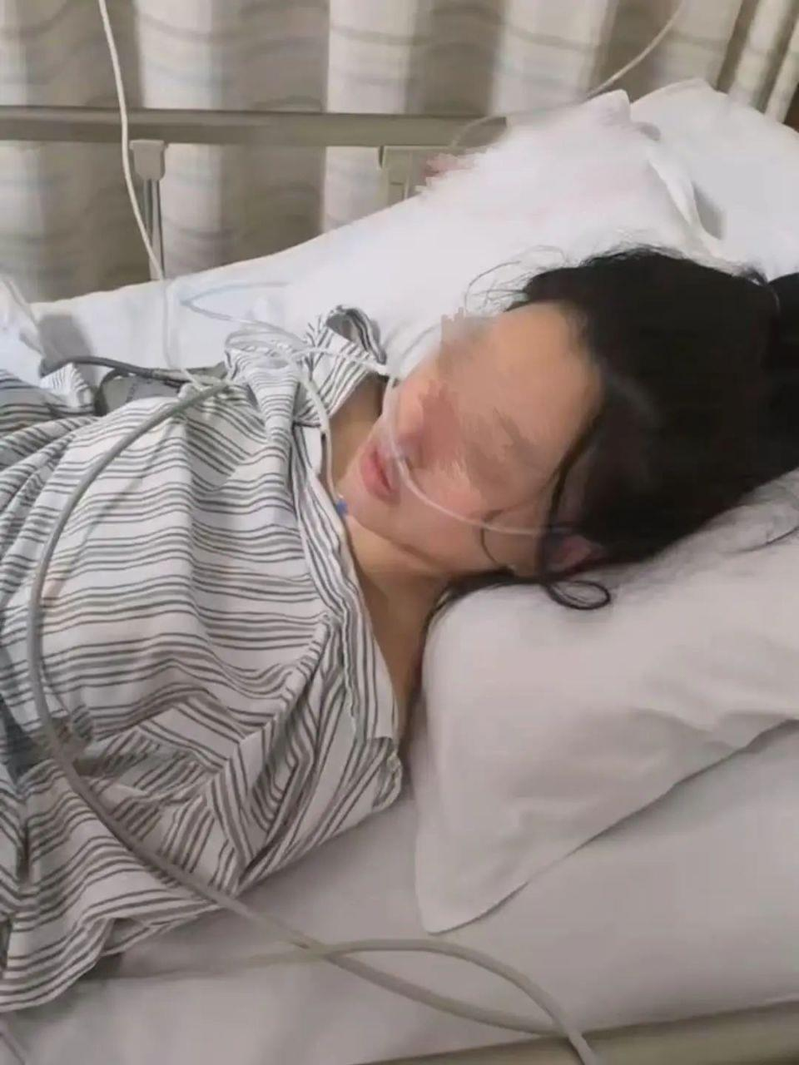 马女士说自己遭陌生男子刺胸口20多刀但仅一刀伤及肺部，是隆乳假体救了她一命。（取材自大河报）