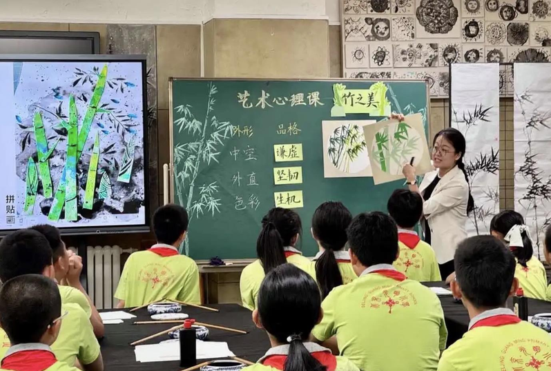 中国教育部近日发布「2024年全国教育事业发展统计公报」显示,受少子化冲击,义务教育和学前教育阶段的规则呈现收缩。图为北京光明小学上课一景。(取材自北京日报)