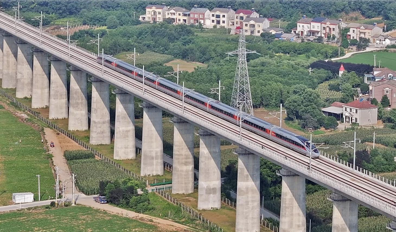 中国国产高铁列车CR450近日在湖北试跑。(取材自湖北日报)