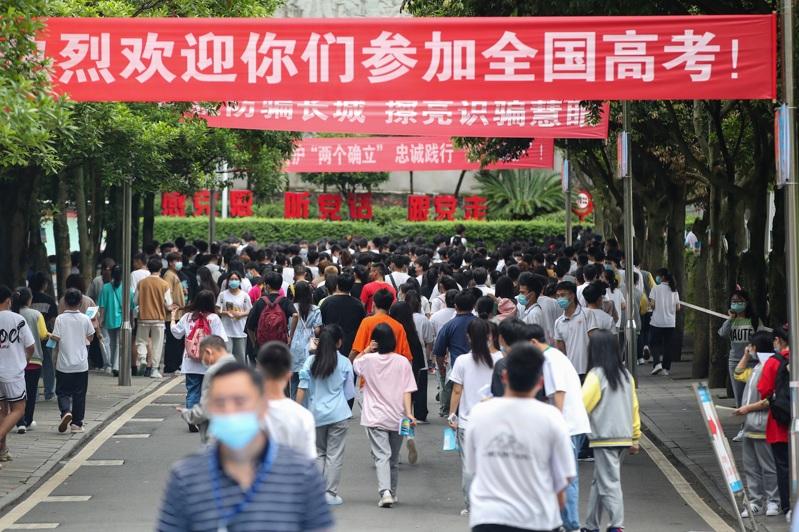 高考虽然落幕,但如何填写志愿是家长和考生下一步面临的考验。(香港中通社)