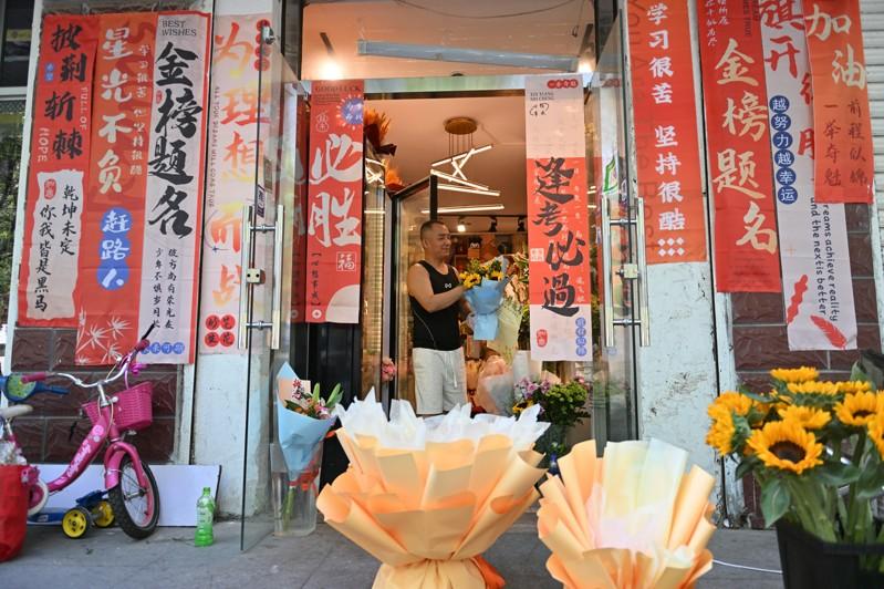 高考虽然落幕，但如何填写志愿是家长和考生下一步面临的考验。（香港中通社）