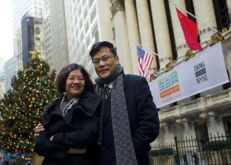 撕扯喧嚣多年,当当网创始人李国庆(右)和俞渝终于达成财产分割和解。(取材自经视直播)