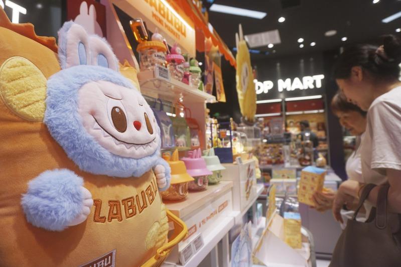 泡泡玛特浙江杭州门店的LABUBU系列产品。(新华社)