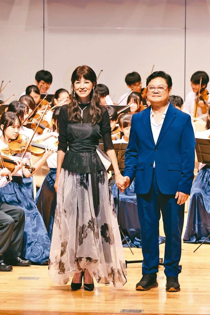 季忠平(右)让陈明真享受管弦乐伴奏演出。(记者王聪贤/摄影)
