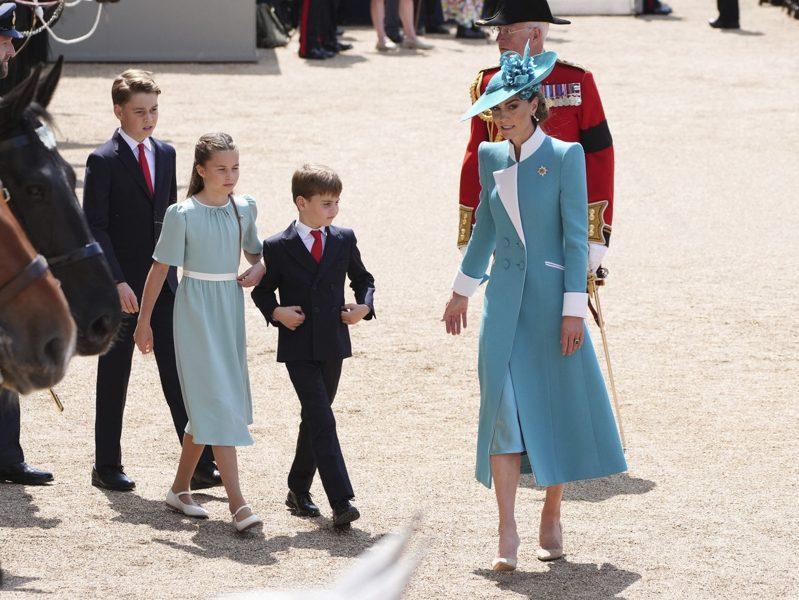 英国凯特王妃与夏绿蒂公主穿同色系母女装现身英国君主官方生日庆典，让人眼睛一亮。(美联社)