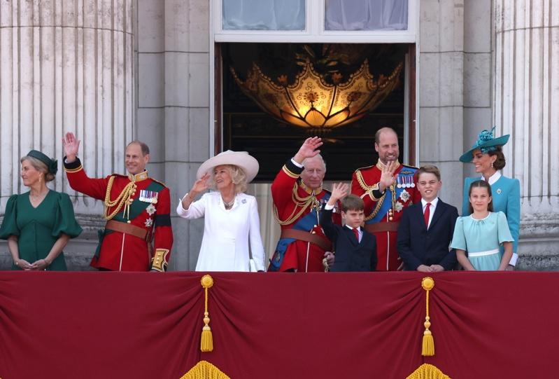 英国凯特王妃与夏绿蒂公主穿同色系母女装现身英国君主官方生日庆典，让人眼睛一亮。(美联社)