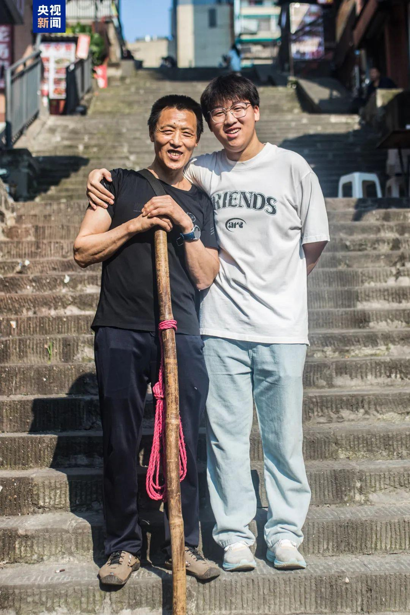 15年前，重庆朝天门梯坎上的冉光辉和冉俊超。(取材自澎湃新闻)