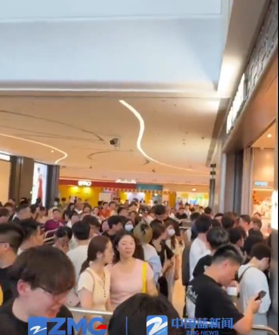 泡泡玛特杭州店人潮汹涌。（取材自中国蓝新闻）