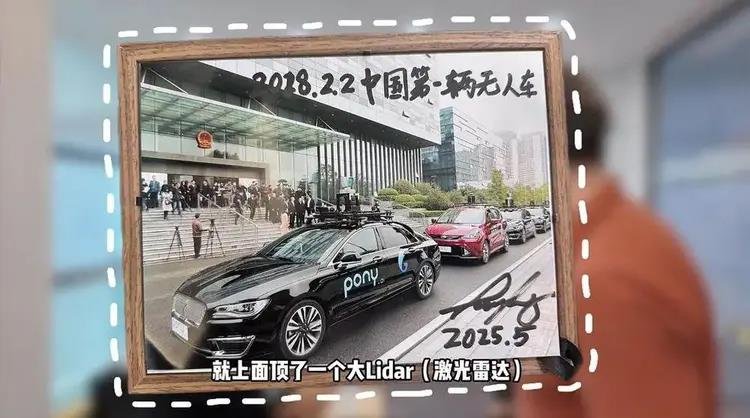 日前在北京一场拍卖会上以82万人民币拍出的全球限量15版棕色Labubu，就是张朝阳不要的同款。（取材自小红书）
