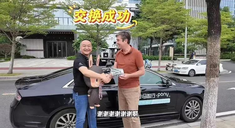 日前在北京一场拍卖会上以82万人民币拍出的全球限量15版棕色Labubu，就是张朝阳不要的同款。（取材自小红书）