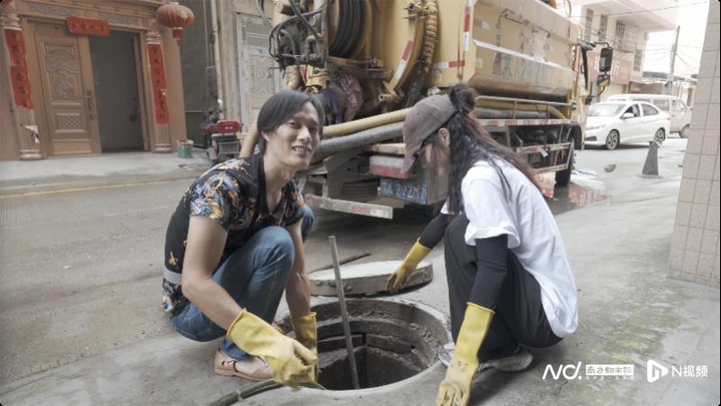 父女俩边工作边开玩笑。(取材自南方都市报)