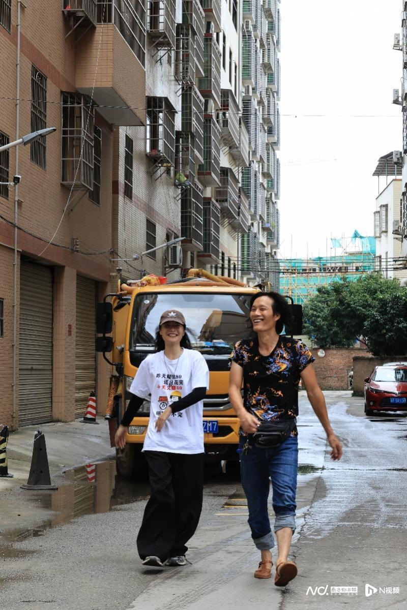 父女俩边工作边开玩笑。(取材自南方都市报)