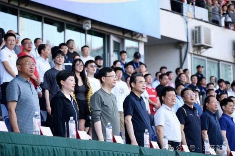 万众瞩目的「苏超」第四轮15日落下帷幕，赛事创造新纪录：徐州队与镇江队比赛进入到下半场75分钟时入场观众数达30823人，这也是单场观众首破3万人大关。（取材自中国江苏网）