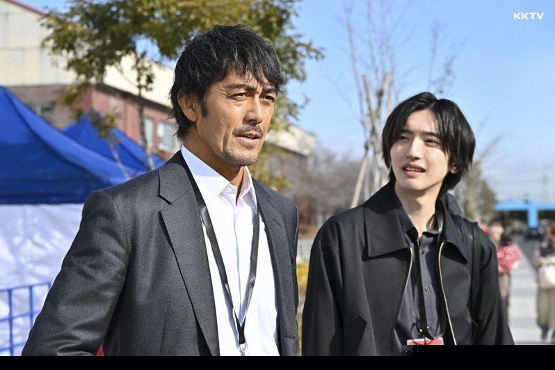「新闻主播」由阿部宽(左)与道枝骏佑首度合作演出。(图/KKTV提供) 陈颖