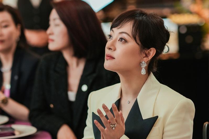胡杏儿(右)在「蛮好的人生」中饰演介入高鑫婚姻的小三。(图／爱尔达电视提供)