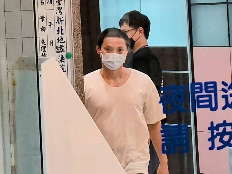 新北检昨起诉艺人王大陆等24名役男闪兵案,闪兵集团中身为王大陆「御用替身」的李名宸,稍早交保后首度曝光。(记者蒋永佑/摄影)