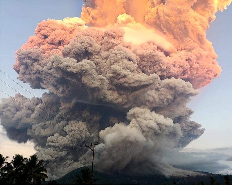 印尼的勒沃托比火山男峰(Mount Lewotobi Laki-Laki)今天喷发,喷出了11公里高的火山灰云。(新华社)