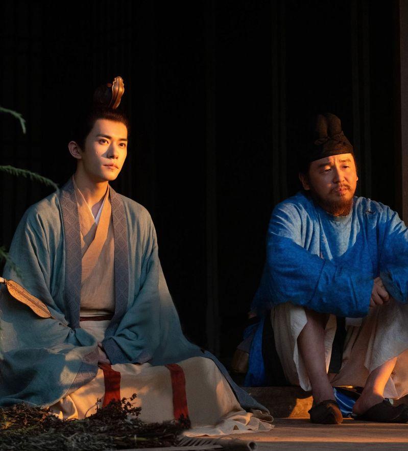 易烊千玺(左)客串「长安的荔枝」,和雷佳音再度合体。(取材自微博)