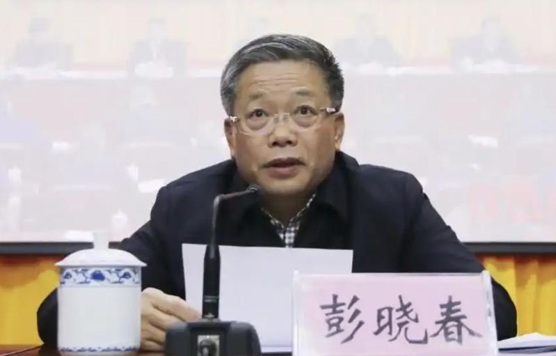 广西非法采矿严重，官方启动专项行动；图为造成2011年广西合山矿区的大坑，塌陷约7000立方米的土方。（中新社数据照片）
