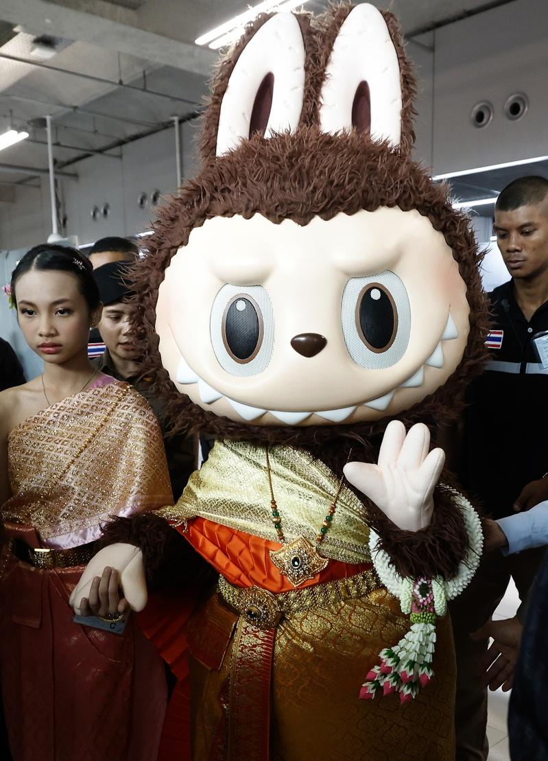 Labubu没有语言，却穿透情绪、打动人心，被全世界记住。(取材自三湘都市报)