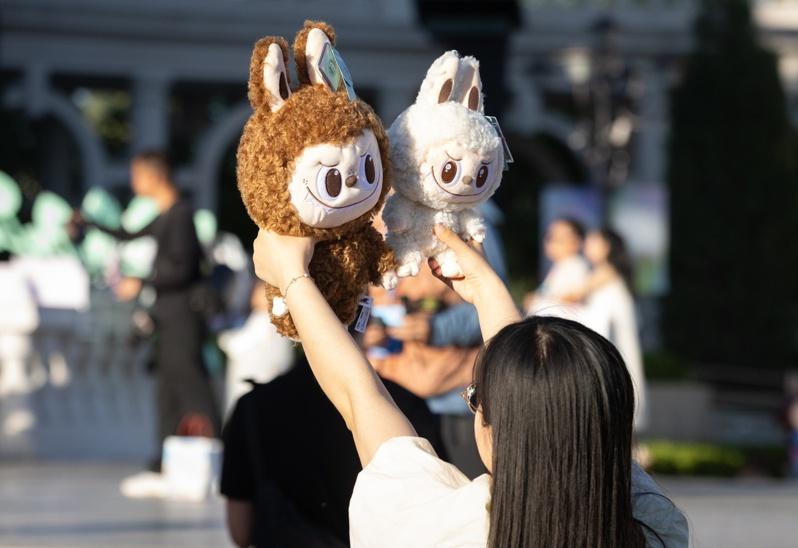 Labubu没有语言，却穿透情绪、打动人心，被全世界记住。(取材自三湘都市报)